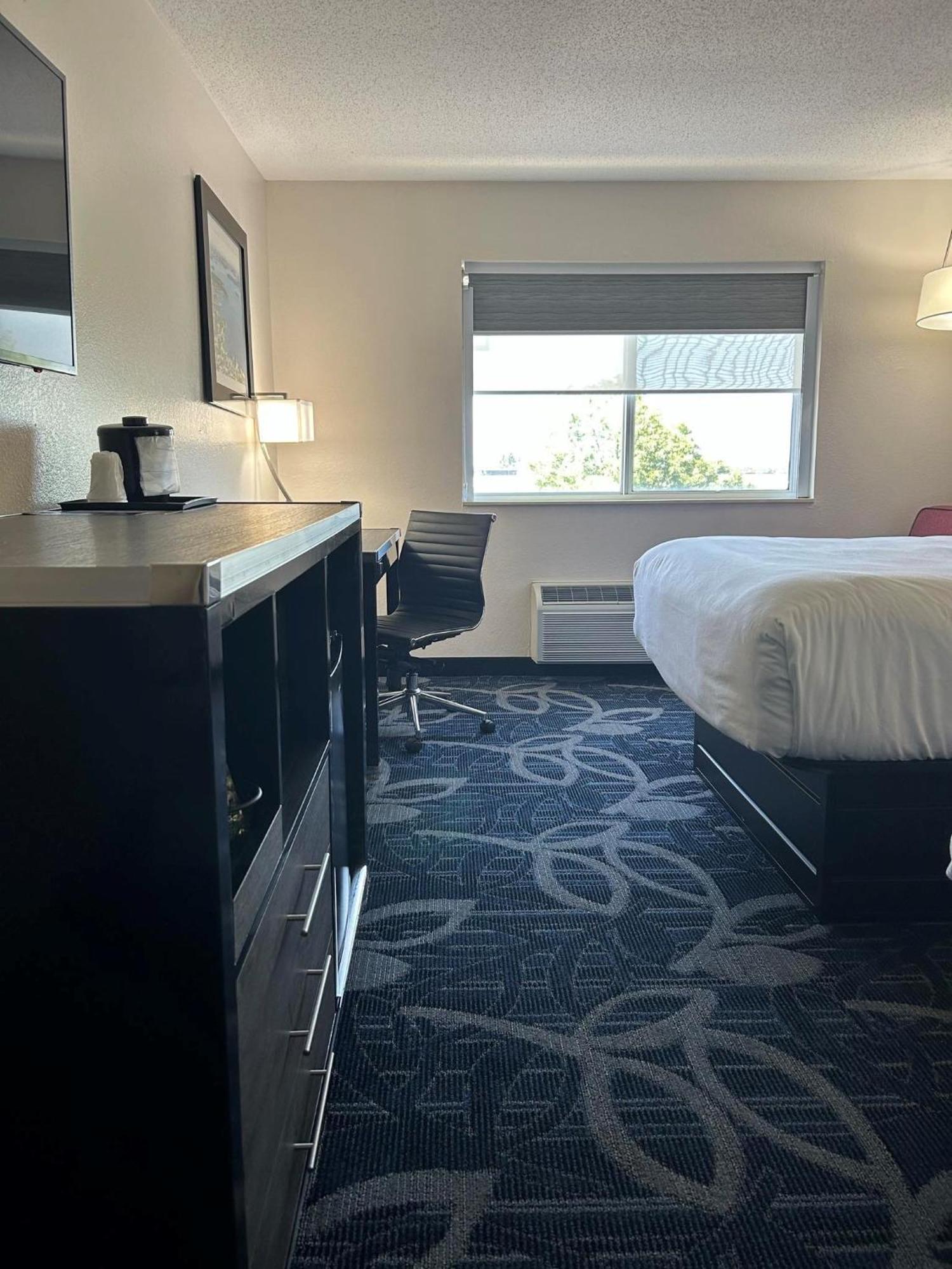 Comfort Inn & Suites Liverpool - Syracuse Экстерьер фото